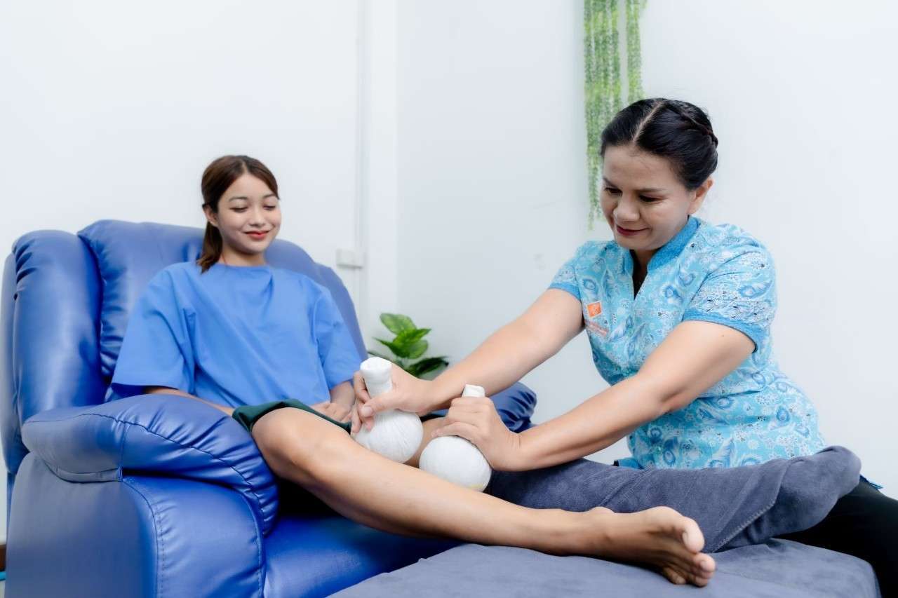 ประโยชน์ของการนวดเท้าและขา + ประคบสมุนไพร Foot and Leg Massage with Herbal Compress Ball ร้านนวดสุราษฎร์ธานี Best Massage in Surat Thani