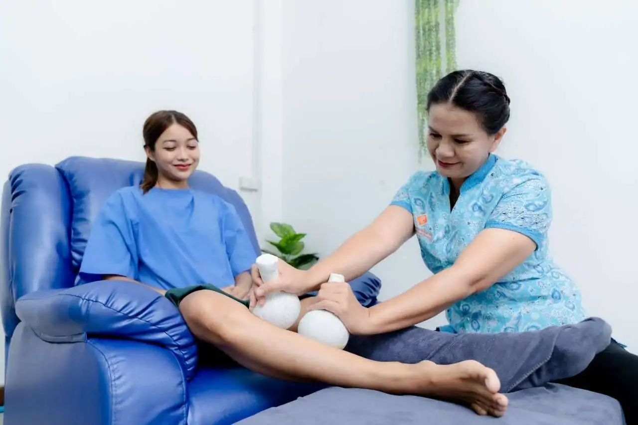 ประโยชน์ของการนวดเท้าและขา + ประคบสมุนไพร Foot and Leg Massage with Herbal Compress Ball ร้านนวดสุราษฎร์ธานี Best Massage in Surat Thani