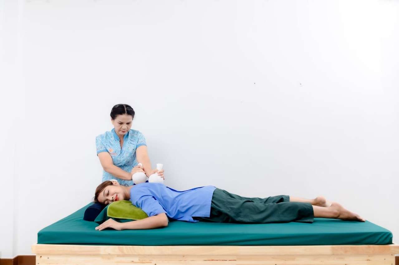 ประโยชน์ของการนวดไทยและประคบสมุนไพร Thai Herbal Ball + Deep Tissue Massage ร้านนวดสุราษฎร์ธานี Best Massage in Surat Thani