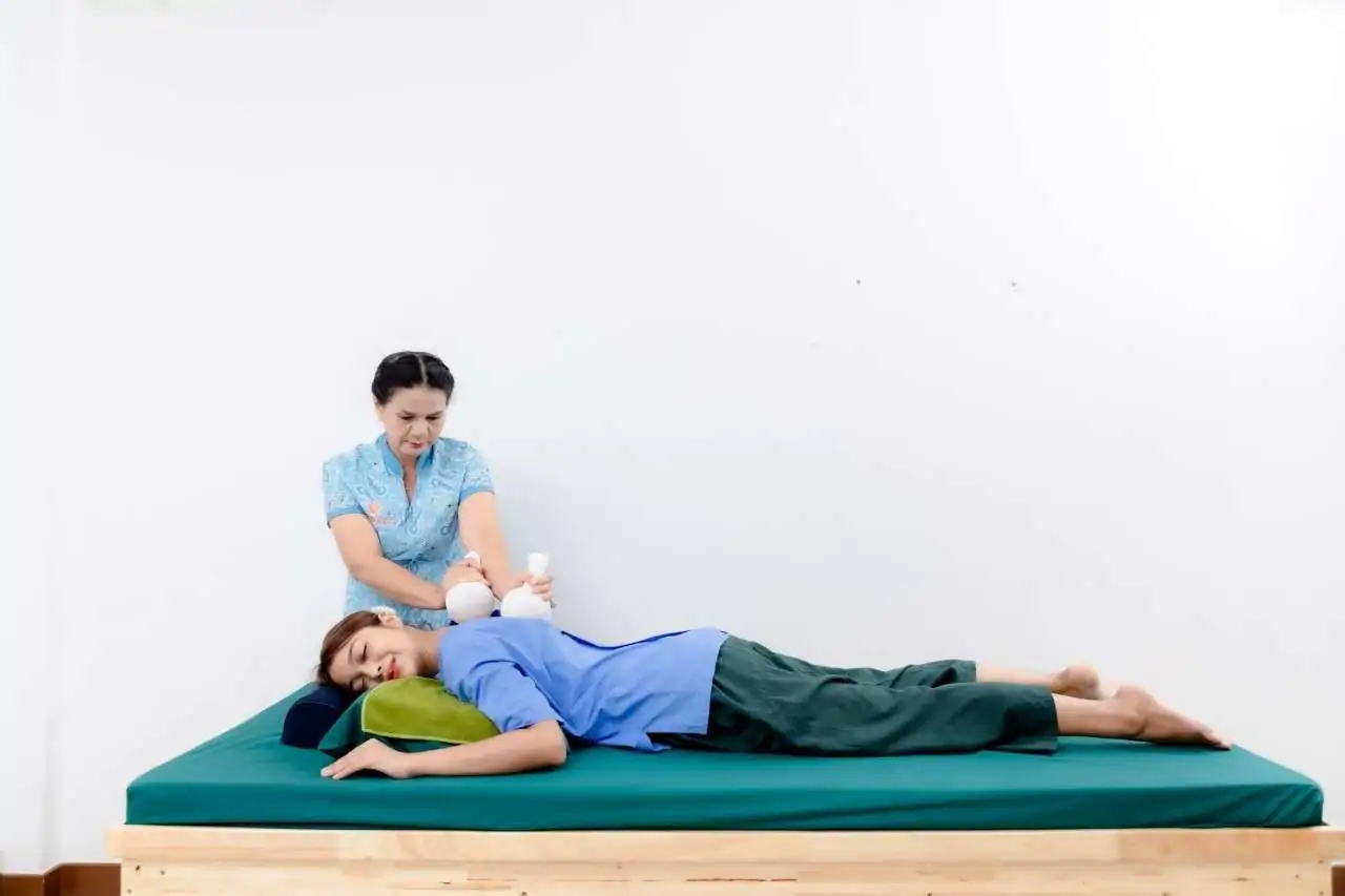 ประโยชน์ของการนวดไทยและประคบสมุนไพร Thai Herbal Ball + Deep Tissue Massage ร้านนวดสุราษฎร์ธานี Best Massage in Surat Thani
