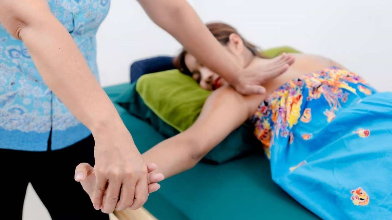 นวดนักกีฬาด้วยน้ำมันอุ่น Sports Massage by Hot Oil