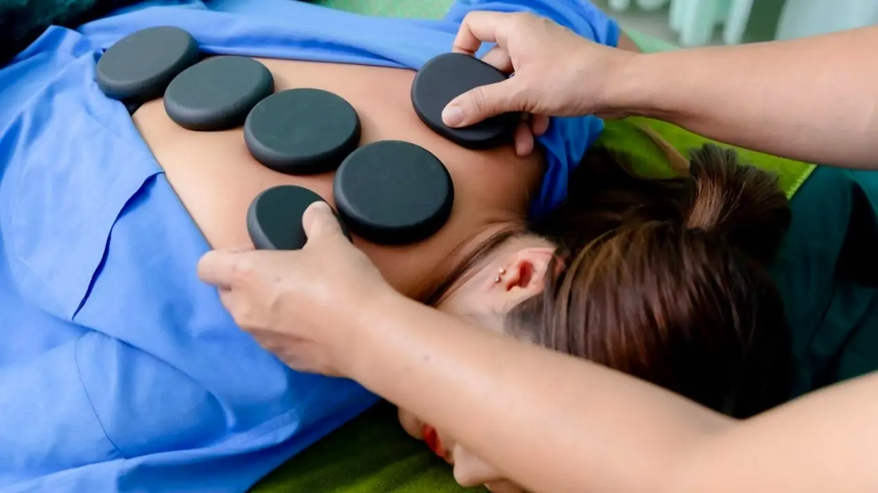 นวดออฟฟิศซินโดรมด้วยหินร้อน Office Syndrome Massage by Hot Stone