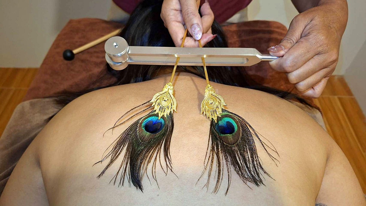 คันก็เกาแล้วเราก็นวด Head & Back Scratching, Coconut Shell Sound Healing and Ear Spa