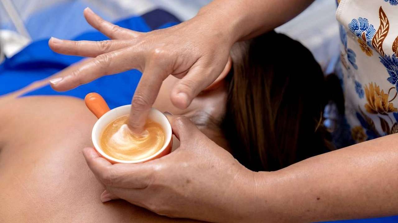 คันก็เกาแล้วเราก็นวด Head & Back Scratching, Coconut Shell Sound Healing and Ear Spa