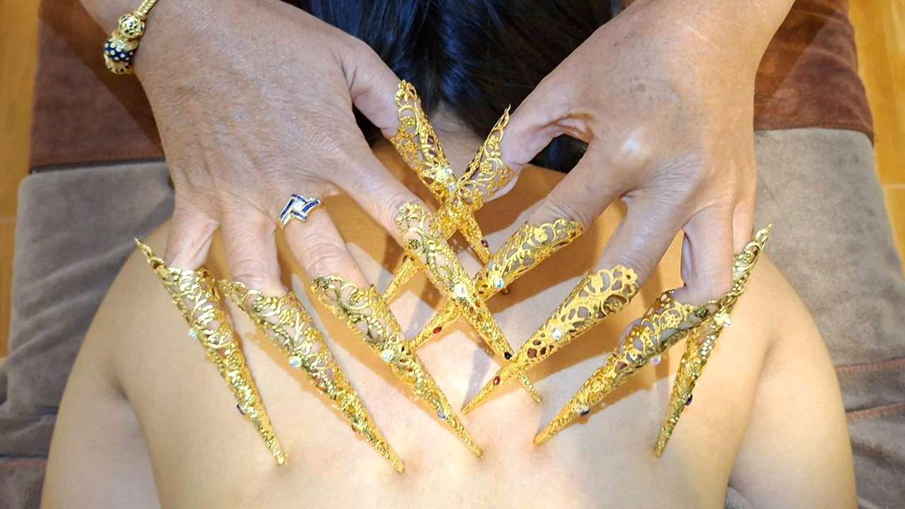 คันก็เกาแล้วเราก็นวด Head & Back Scratching, Coconut Shell Sound Healing and Ear Spa